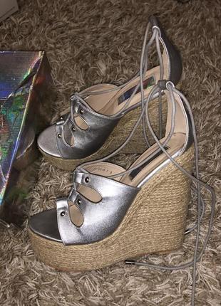 Серебряные босоножки на платформе