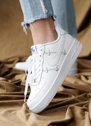 Білі жіночі кросівки найк nike air force metal swoosh