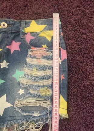 Короткие джинсовые шорты яркие звёзды, потертости, рваные7 фото