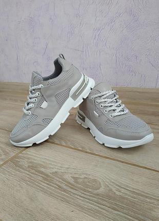 Жіночі кросівки шкіряні.