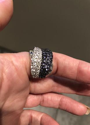 Кольцо с белимы и синими камнями