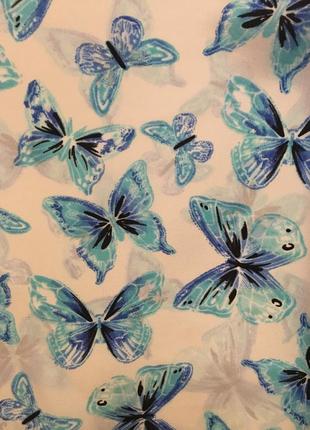 Очень красивая и стильная брендовая блузка в бабочках.