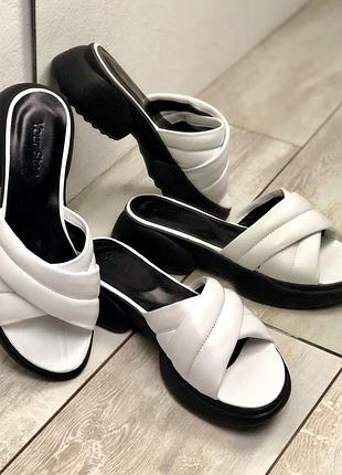 Шлепанцы из натуральной кожи с переплетами мягкими