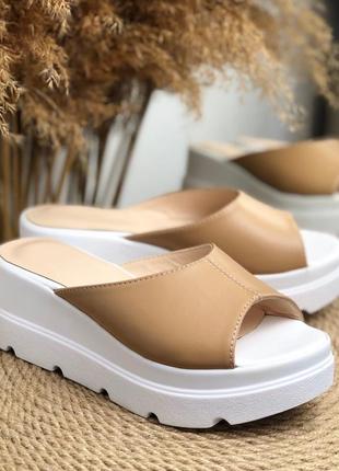 Шлепанцы из натуральной кожи на танкетке