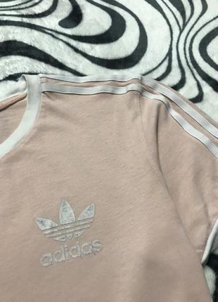 Женская футболка adidas с полосами3 фото