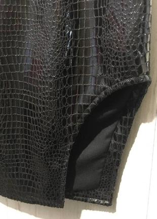 Черное мини платье под кожу6 фото