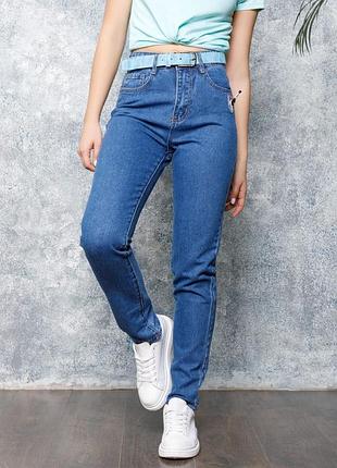 Модные джинсы с нашивкой