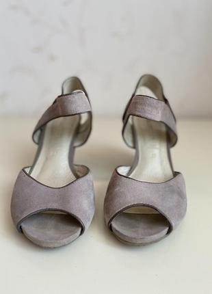 Босоножки бежевые