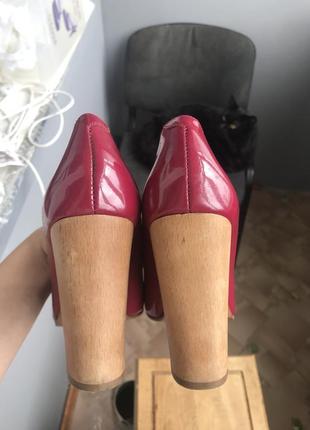 Шикарные туфли малинового цвета дорогого бренда6 фото