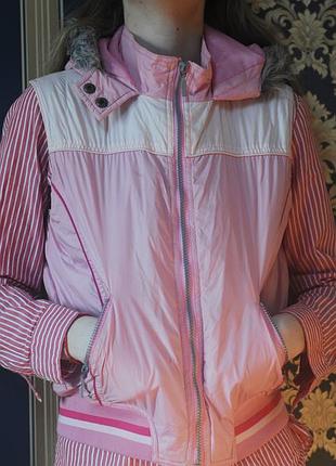 Детская жилетка с капюшоном