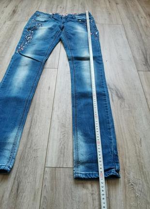 Нарядные джинсы с перфорацией р. 302 фото