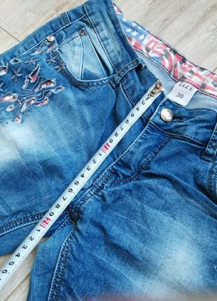 Нарядные джинсы с перфорацией р. 305 фото