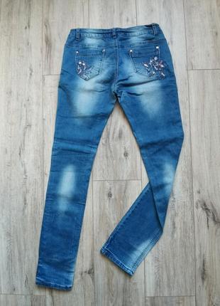 Нарядные джинсы с перфорацией р. 308 фото