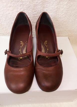 Кожаные туфли clarks с пряжкой на каблуке 37-38