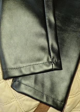 Стильные брюки экокожа замок спереди3 фото