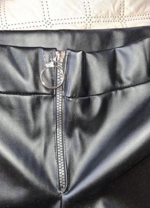 Стильные брюки экокожа замок спереди5 фото