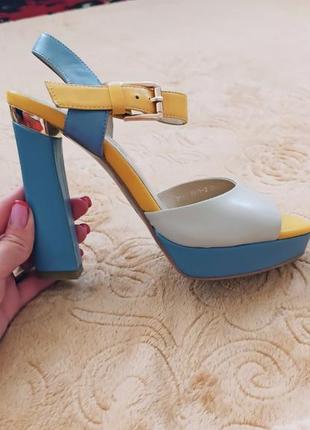 Кожанные босоножки на высоком каблуке