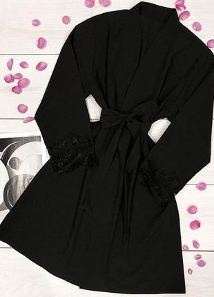 Жіночий домашній чорний халатик з мереживом