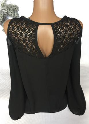 Шикарна чорна блуза з мереживом і відкритими плечима3 фото