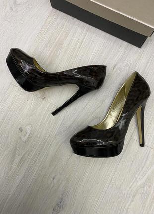 Туфли лаковые на высоком каблуке shoedazzle