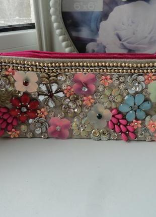 Красивая косметичка вышит камушками и пайетками