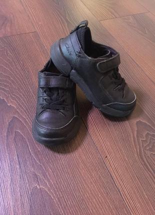 Шкіряні туфлі - кросівки clark's