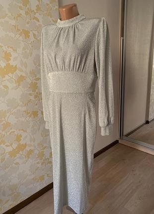 Срібляста сукня, яка поєднує красу і зручність3 фото