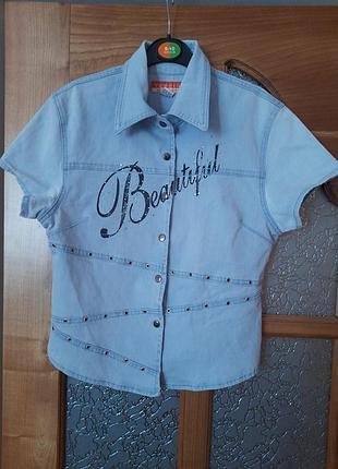 Годовой джинсовый жакет с короткими рукавами.