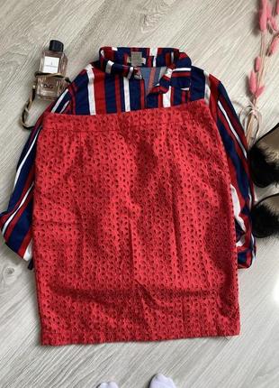 Красная котоновая юбка с перфорацией asos