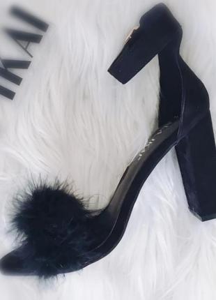 Босоніжки босоножки жіночі середній каблук чорні відкриті з пір'ям страуса женские туфли чёрные страусиные перья толстый каблук замшевый с перьями9 фото
