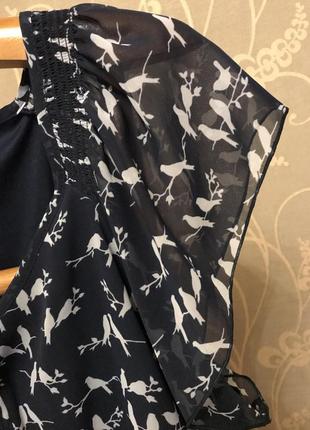 Очень красивая и стильная брендовая блузка в птичках 19.9 фото
