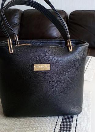 Красивая черная сумочка