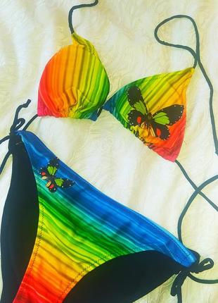 Яркий купальник с бабочками