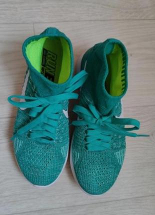 Кросівки жіночі