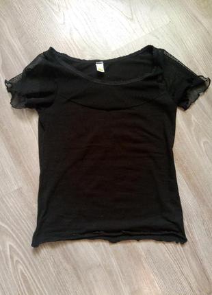 Стильная черная футболка