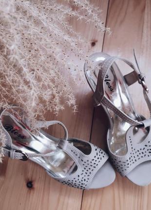 Бежевые босоножки на платформе bless