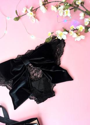 Божевільні сексуальні трусики з оксамитовим бантом lace&velvet bow ouvert cheekini panty vs4 фото