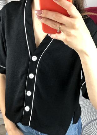 Чёрная свободная блуза с кантом и пуговицами 1+1=34 фото