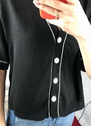 Чёрная свободная блуза с кантом и пуговицами 1+1=35 фото