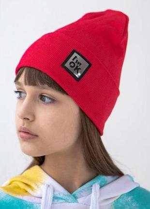 Крута трикотажна шапка червоного кольору з відворотом дівчинці