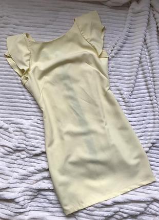 Сукню. ошатною спинкою