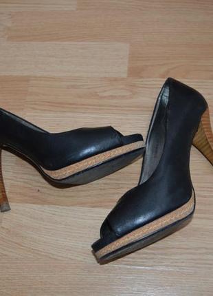 Шкіряні чорні туфлі на дерев'яній підборах