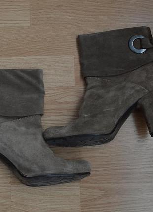 Короткие замшевые сапоги