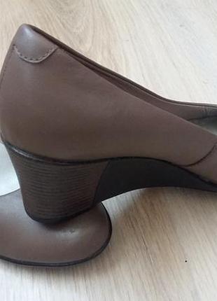 Нові шкіряні туфлі