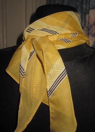 Шарф.жовтого кольору