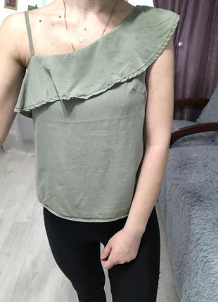 Блуза річна на одне плече хакі з воланом тенсель7 фото