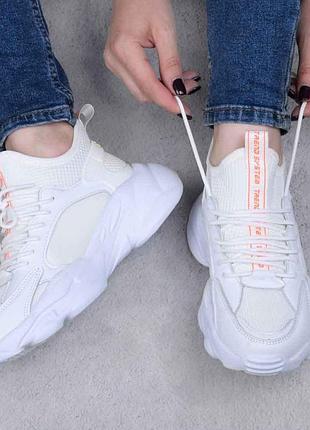 Стильні білі кросівки на платформі товстій підошві масивні модні кроси