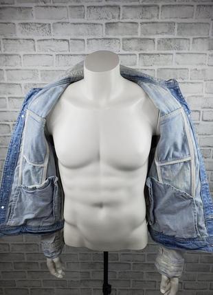 Мужская светлая джинсовая куртка bershka (s) с потертостями7 фото