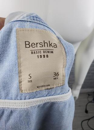 Мужская светлая джинсовая куртка bershka (s) с потертостями9 фото