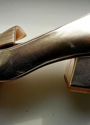 Золотые лоферы с жемчугом туфли на скошенном каблуке by very7 фото